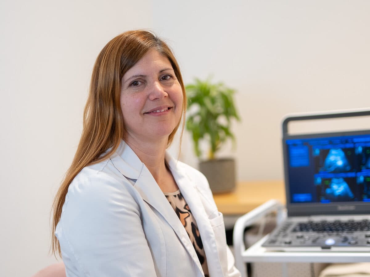 Médica de BioCrono junto al ecógrafo del consultorio