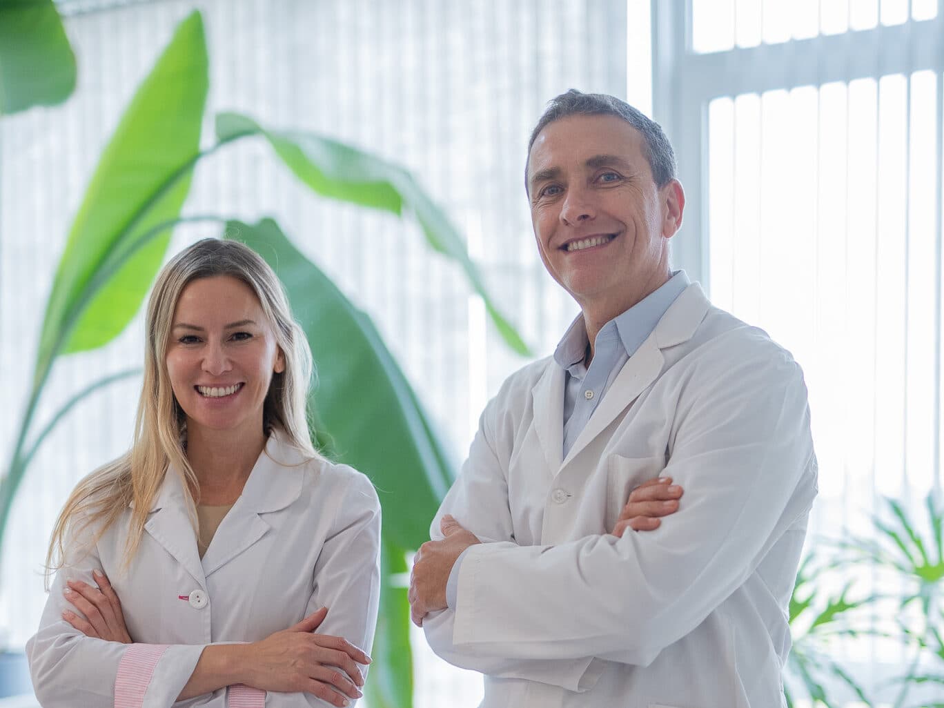 Estela Mazzei y Marcelo Nahin en la sala de espera de BioCrono Salud